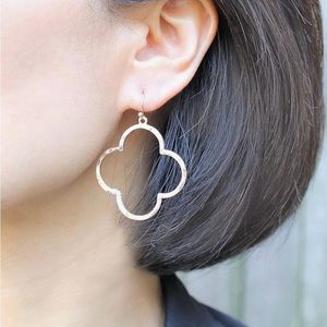 Hammered gold clover earrings